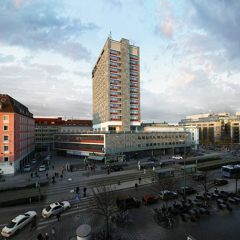 Illustration for article titled Whoa, Watch This Hotel in Munich Get Transformed in 88 Different Ways